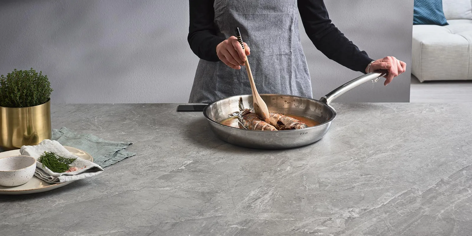 Cooking in a pan on an Invisacook surface